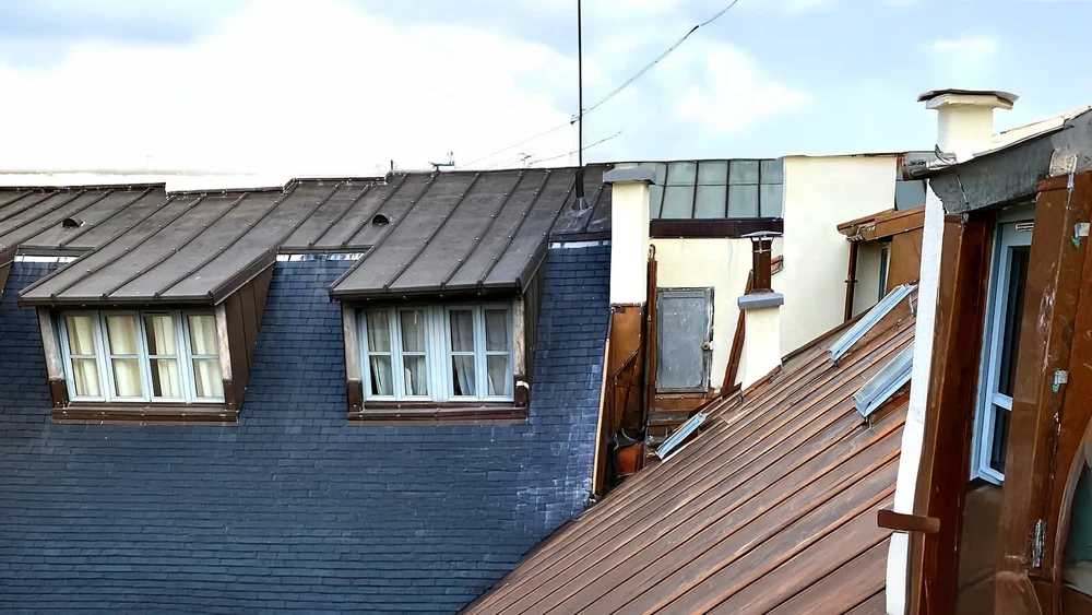 Toitures résidentielles urbaines avec différents matériaux de couverture