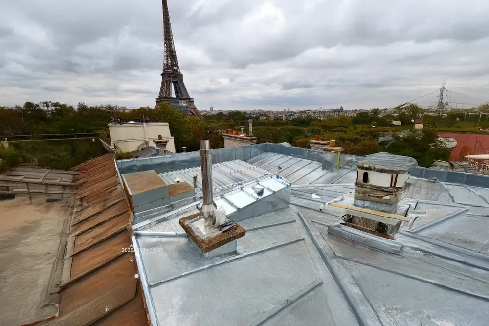 Toiture en tuiles canal terre cuite de couleur rouge-orangé, vue aérienne montrant l'intersection de deux pans de toit