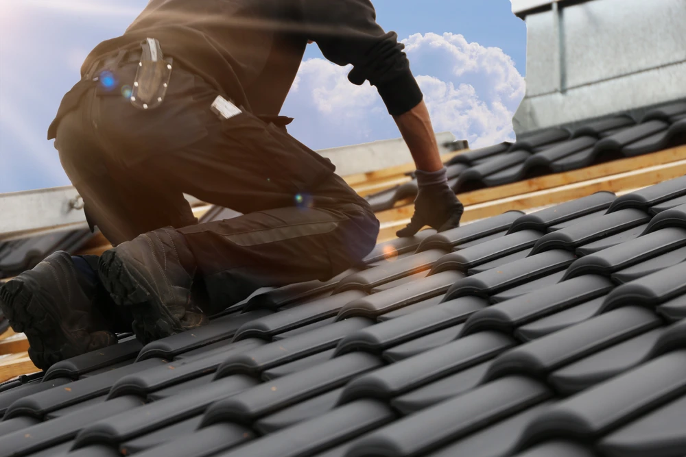 Constructeurs, hommes et femmes, réparant la route