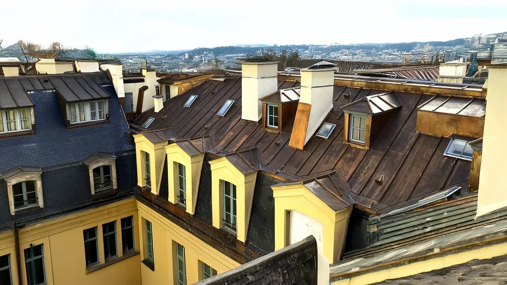 Toiture moderne d'immeuble r&eacute;sidentiel avec couverture m&eacute;tallique nervur&eacute;e gris anthracite