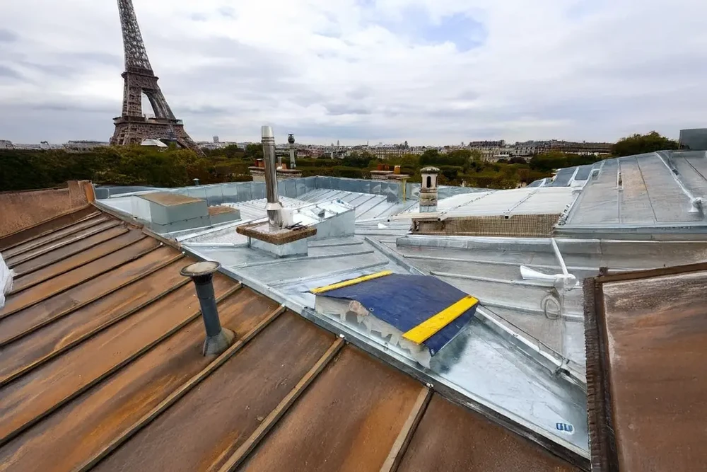 Ext&eacute;rieur d'une maison moderne avec toiture en tuiles m&eacute;talliques grises ondul&eacute;es