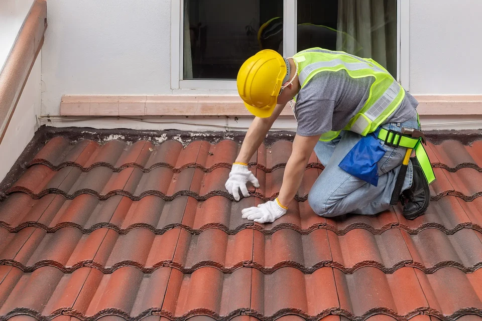 Inspection des drones de l'Grande église avec des bardeaux de style architectural rouge