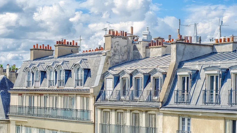 Vue aérienne sur toitures parisiennes avec la Tour Eiffel en arrière-plan