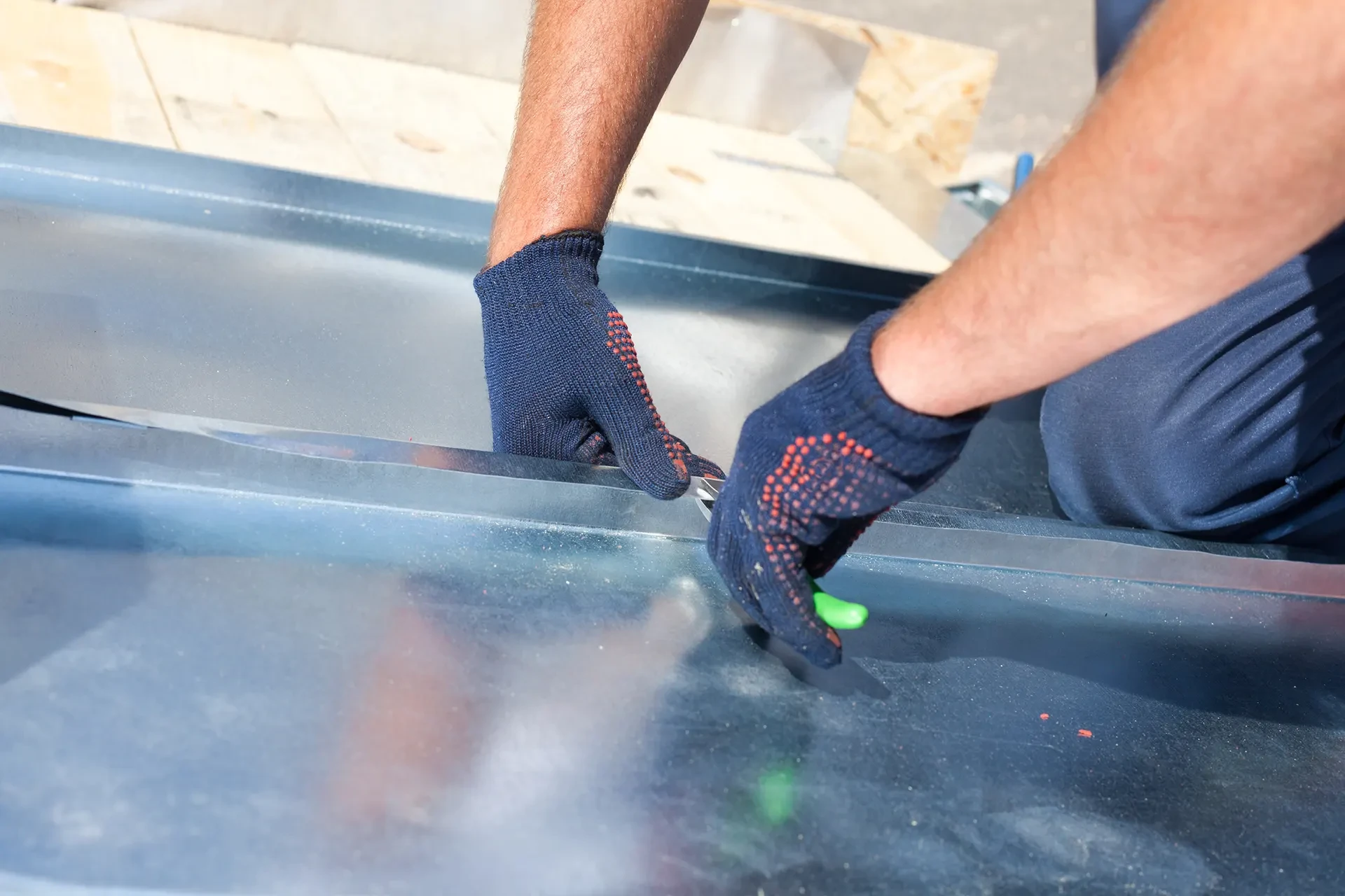 Fa&ccedil;ade ext&eacute;rieure d'un b&acirc;timent commercial avec enseigne Gifi rouge et jaune en relief