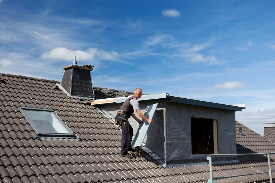 Chantier de construction en ext&eacute;rieur sous ciel nuageux