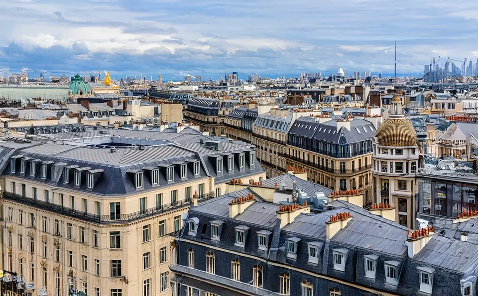 Atelier industriel de laminage avec bobine d'acier en cours de d&eacute;roulement sur machine-outil