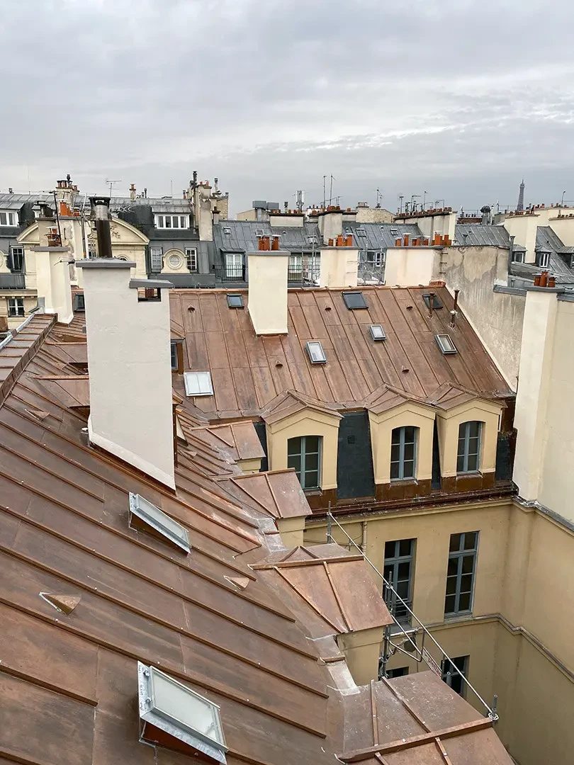 Toiture m&eacute;tallique moderne avec t&ocirc;les ondul&eacute;es grises, fa&icirc;tage en m&eacute;tal galvanis&eacute; fix&eacute; par vis autoforeuses