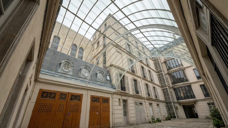 Toiture m&eacute;tallique moderne avec t&ocirc;les ondul&eacute;es grises, fa&icirc;tage en m&eacute;tal galvanis&eacute; fix&eacute; par vis autoforeuses