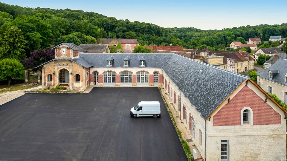 Textile traditionnel tissé présentant un motif géométrique répétitif de losanges imbriqués