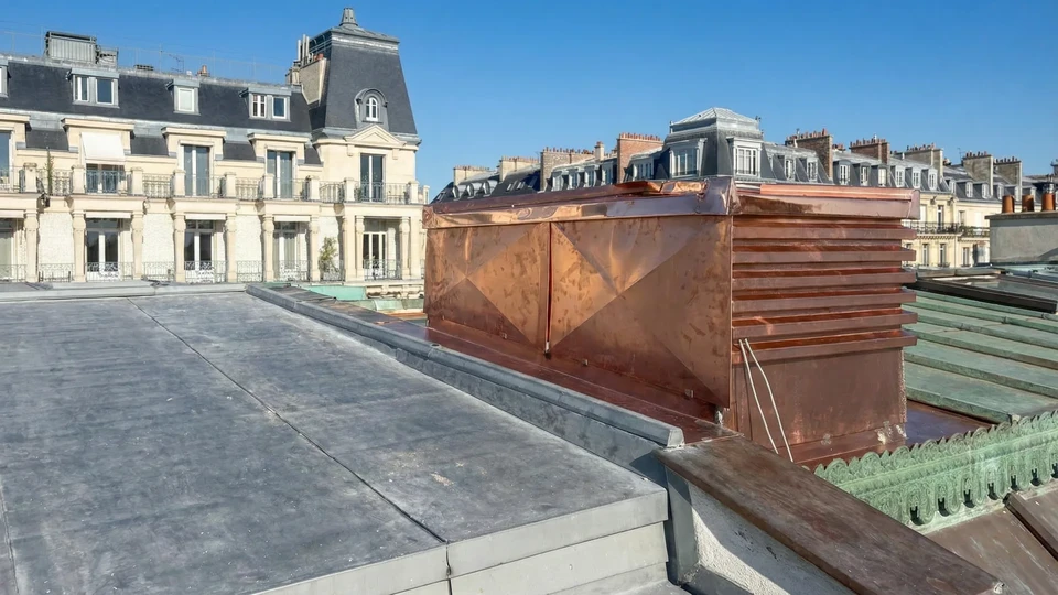Atelier industriel de laminage avec bobine d'acier en cours de d&eacute;roulement sur machine-outil