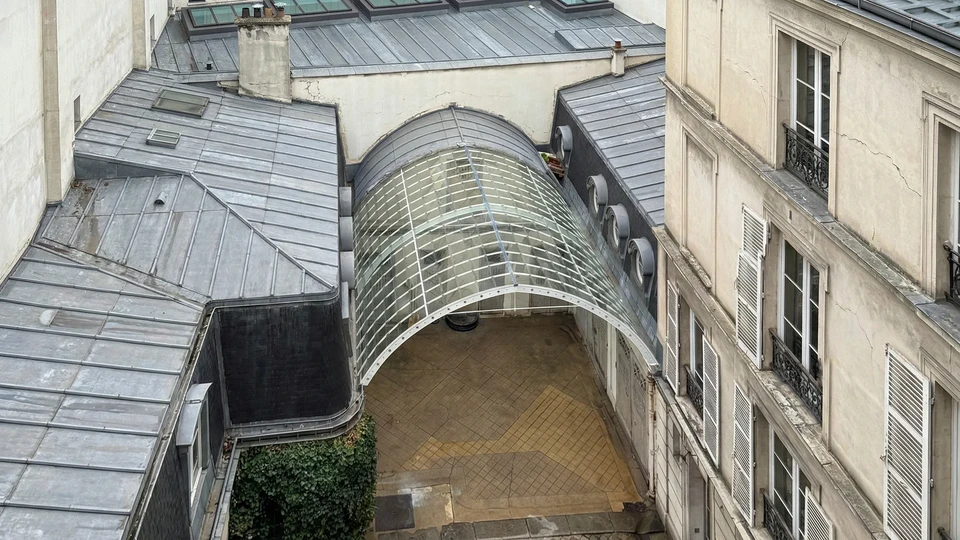 Vue extérieure de toitures urbaines avec couverture en zinc à joints debout