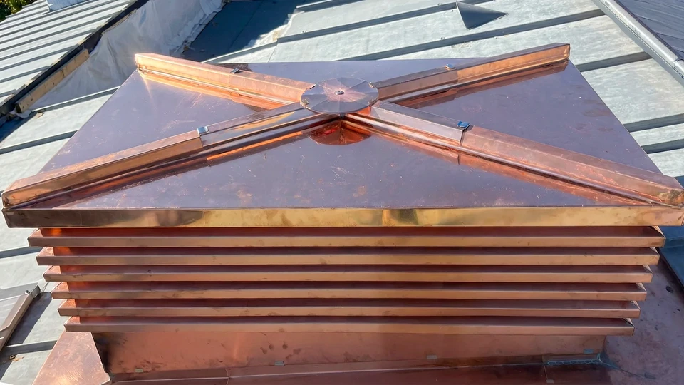 Toiture extérieure avec tuiles en terre cuite de style méditerranéen disposées en rangées superposées