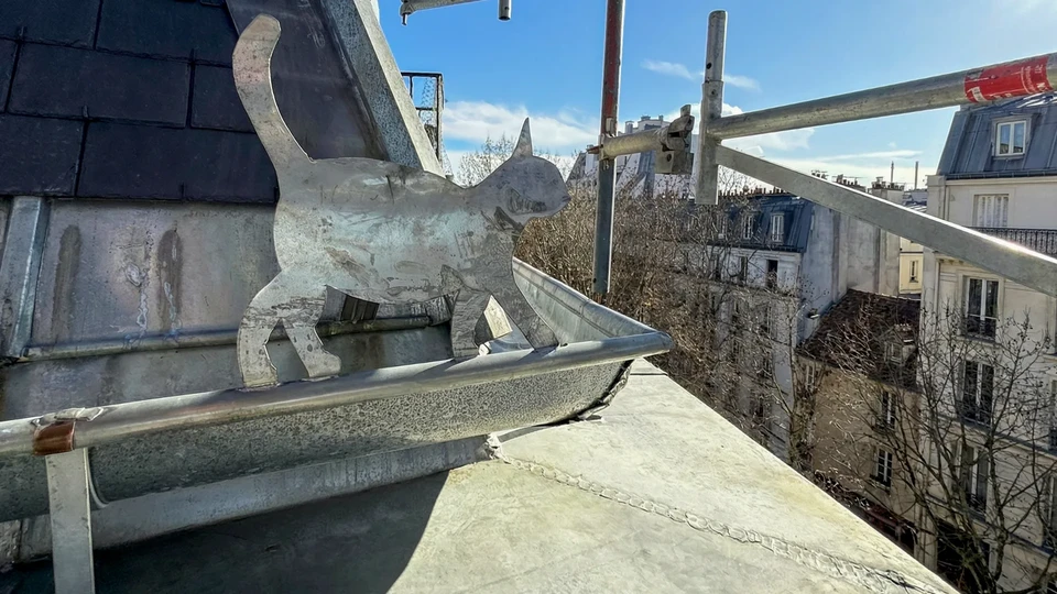 Toiture méditerranéenne avec tuiles canal en terre cuite rouge-orangé disposées en rangées régulières sous un ciel bleu nuageux