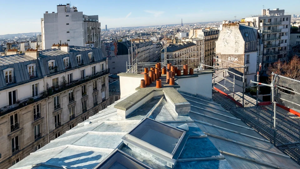 Toiture moderne en t&ocirc;le nervur&eacute;e m&eacute;tallique verte, vue en contre-plong&eacute;e sur angle de b&acirc;timent r&eacute;sidentiel