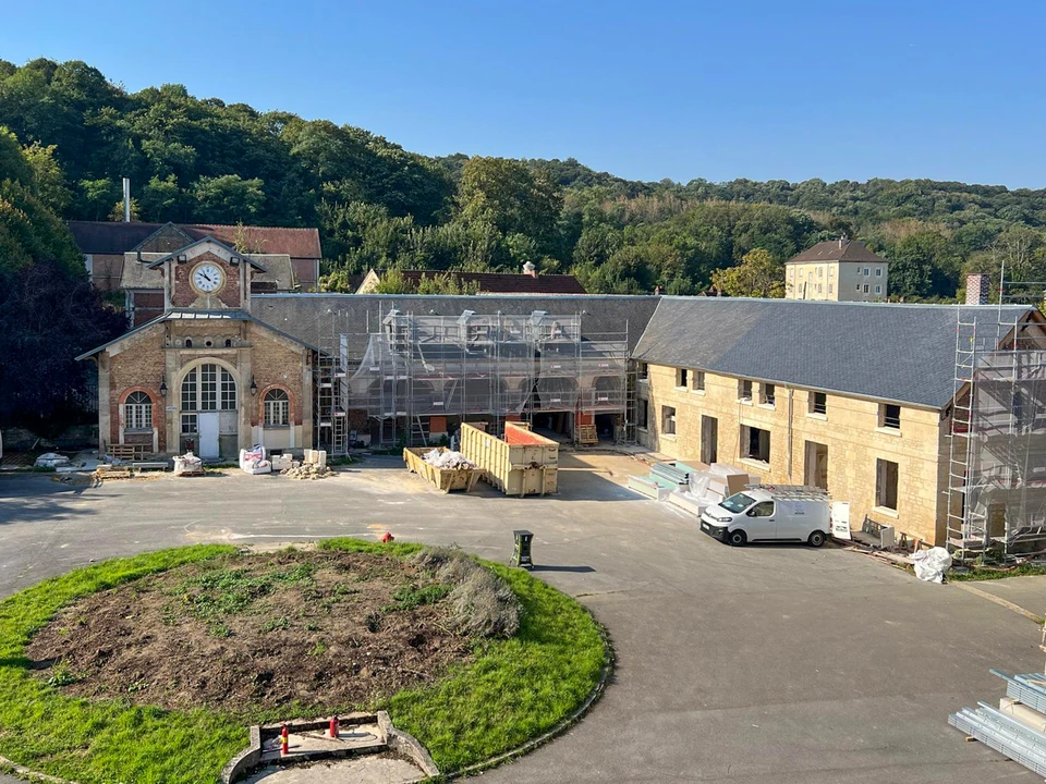 Toiture moderne d'immeuble r&eacute;sidentiel avec couverture m&eacute;tallique nervur&eacute;e gris anthracite