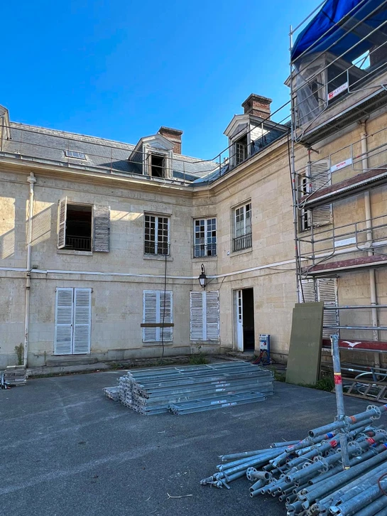 Toiture en tuiles canal terre cuite de couleur rouge-orangé, vue aérienne montrant l'intersection de deux pans de toit