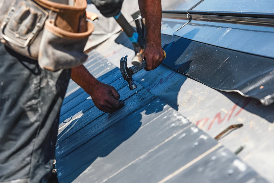 Inspection des drones de l'Grande église avec des bardeaux de style architectural rouge