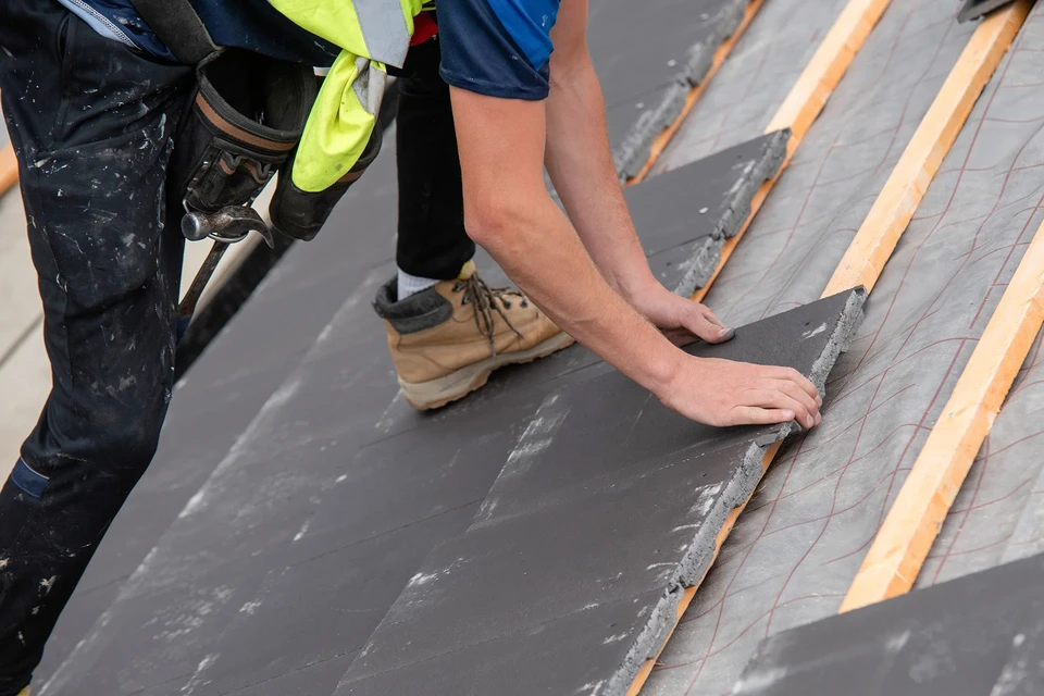 Constructeurs, hommes et femmes, réparant la route
