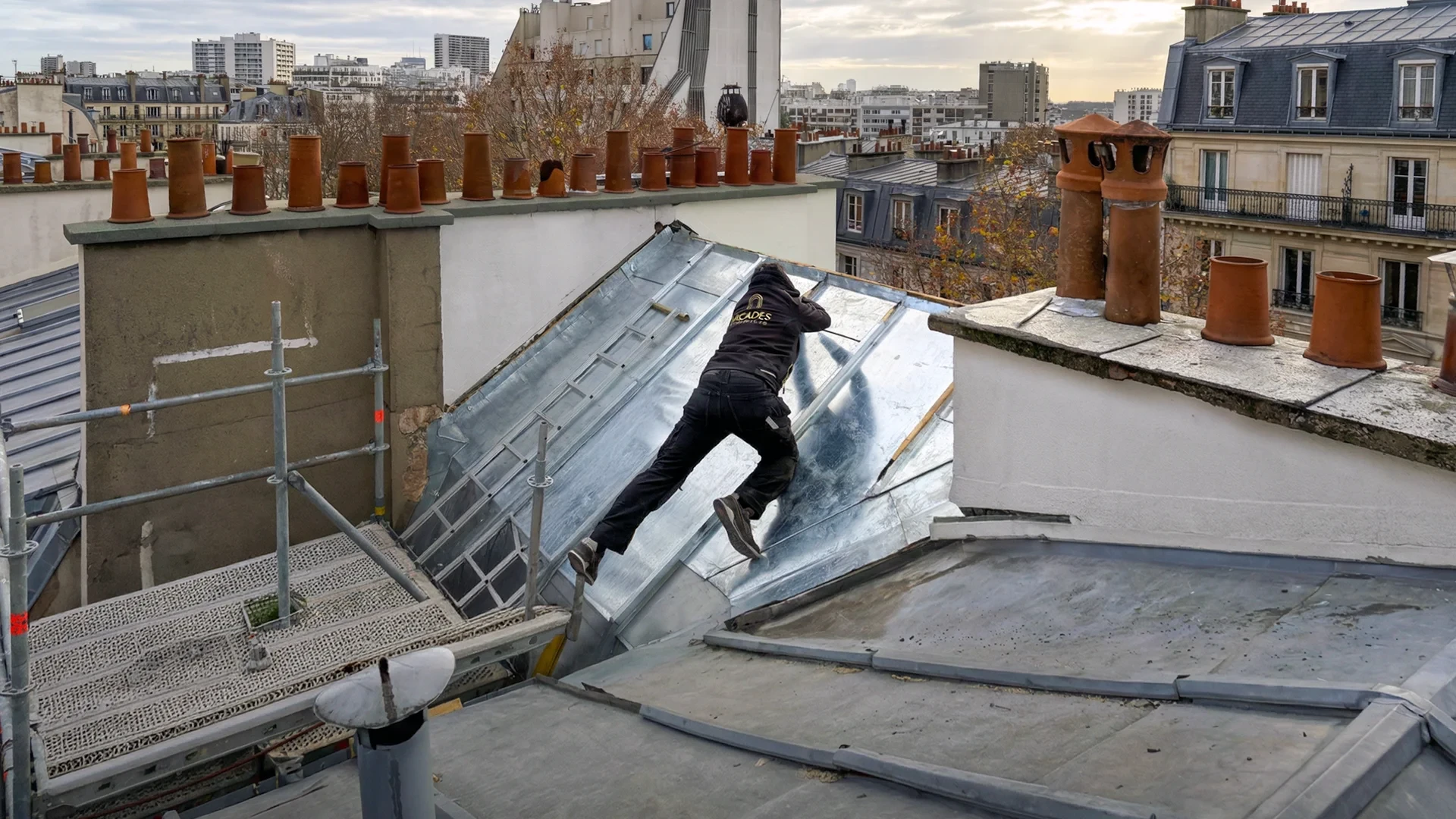 Toiture extérieure avec tuiles en terre cuite de style méditerranéen disposées en rangées superposées