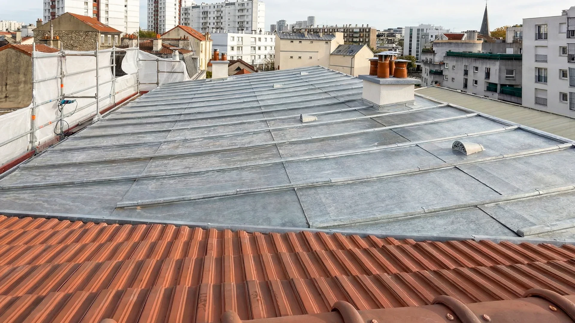 Toiture extérieure avec tuiles en terre cuite de style méditerranéen disposées en rangées superposées