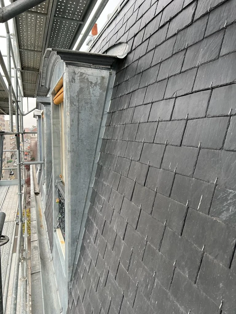 Vue aérienne sur toitures parisiennes avec la Tour Eiffel en arrière-plan