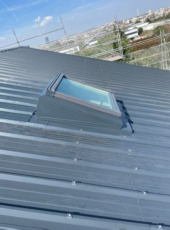 Toitures résidentielles urbaines avec différents matériaux de couverture