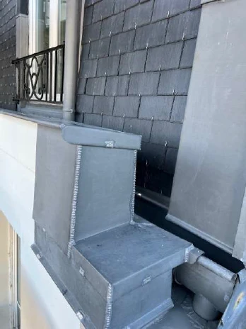 Vue aérienne de toitures parisiennes avec immeubles haussmanniens