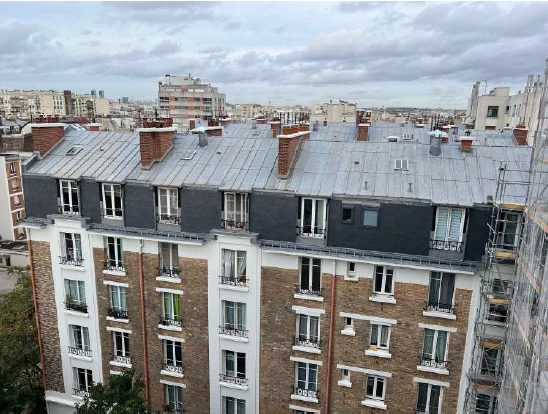 Toiture en zinc avec solins, faîtage et descentes pluviales sur bâtiment parisien