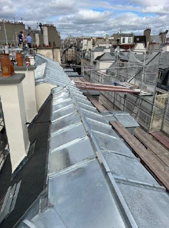 Vue aérienne sur toitures parisiennes avec la Tour Eiffel en arrière-plan