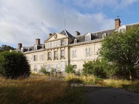 Toiture en zinc avec solins, faîtage et descentes pluviales sur bâtiment parisien